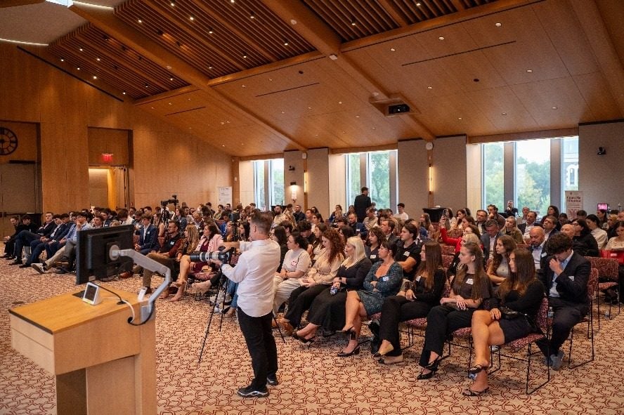 Salla kryesore e Universitetit Fordham duke u mbushur ndërsa hapet Samiti i Studentëve Shqiptaro-Amerikanë.