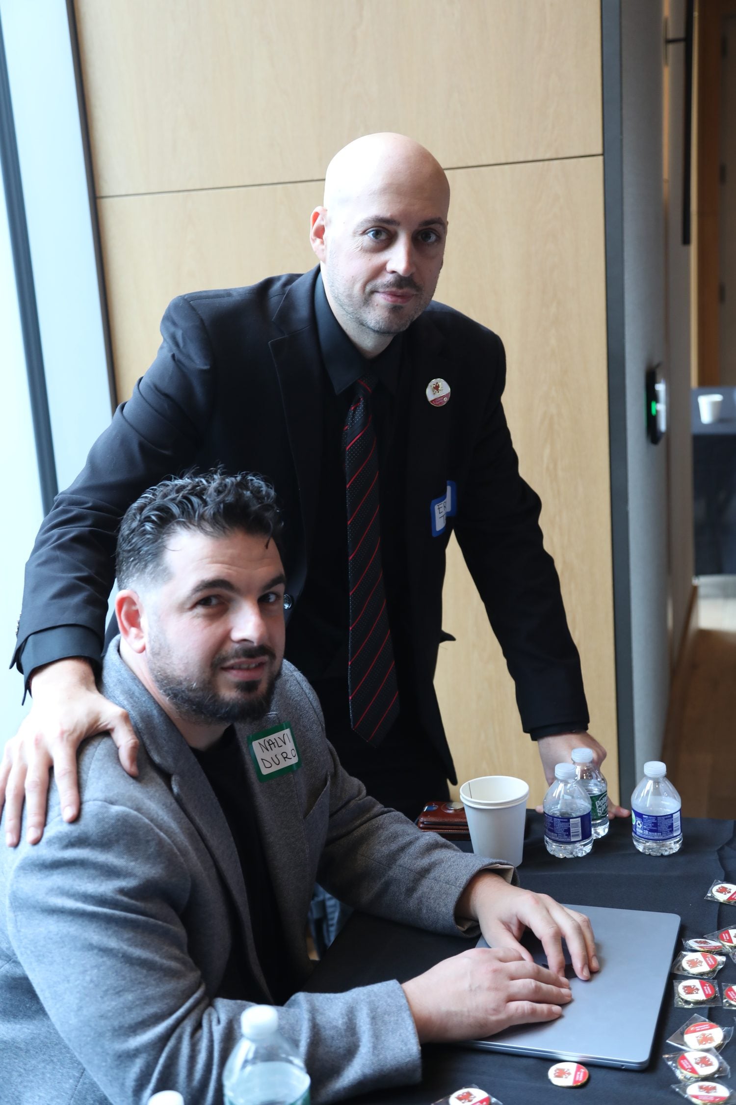 Një organizator duke ndihmuar një koleg te tavolina e regjistrimit e Regjistrit Kombëtar Shqiptar.