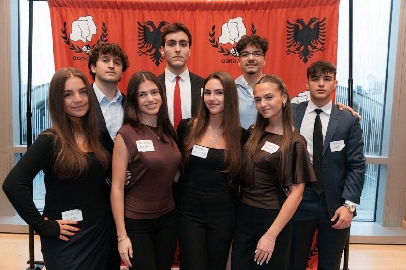 Studentë nga disa klube shqiptare universitare duke pozuar së bashku në Samit.