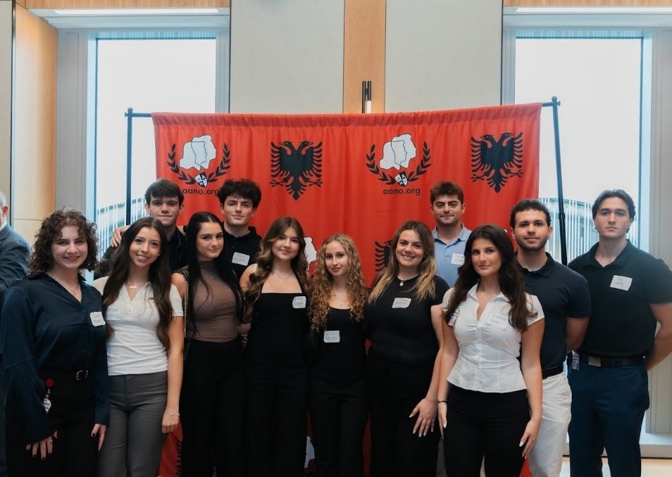 Një grup më i madh studentësh nga komiteti organizues dhe klubet shqiptare të universiteteve.
