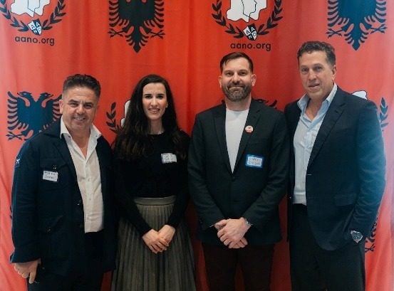 Panelistët e Teknologjisë përpara sfondit të AANO-s.