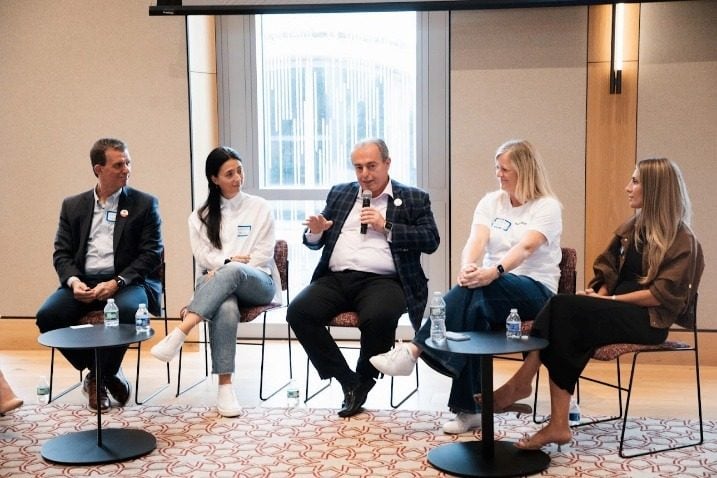 Panelistët e Biznesit dhe Financës të ulur mbi skenë gjatë seancës mbyllëse.