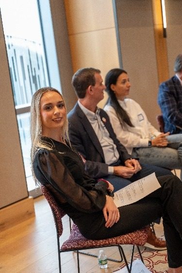 Moderatorja ulur pranë panelistëve gjatë një seance.