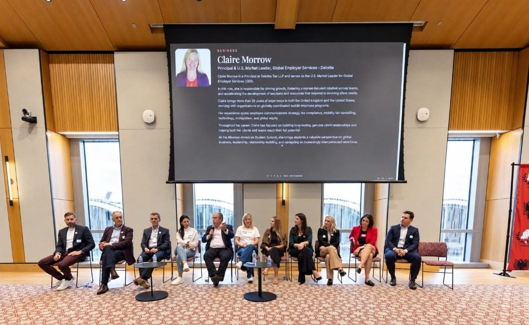 I gjithë paneli ulur mbi skenë ndërsa në ekran shfaqet biografia e një paneliste.