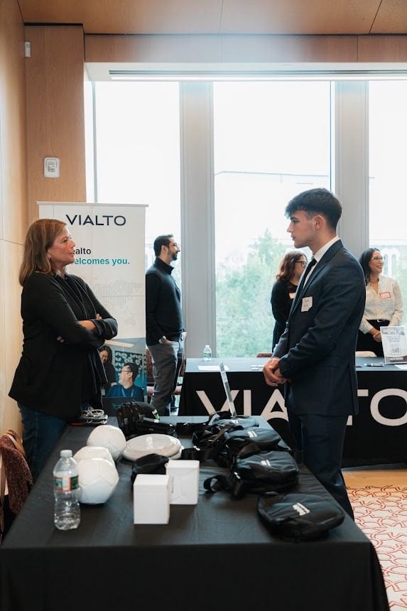 Tavolina e Vialto Partners, me përfaqësues duke folur me një student.