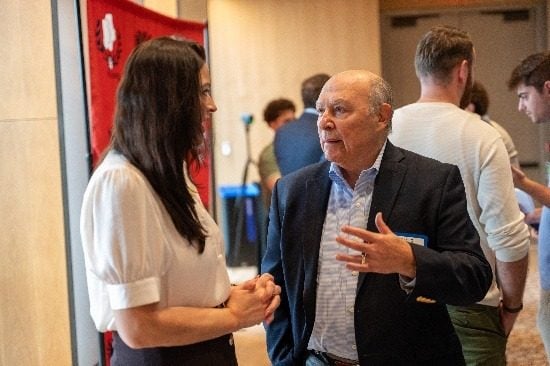 Një profesionist në bisedë me një studente gjatë pushimit për njohje.