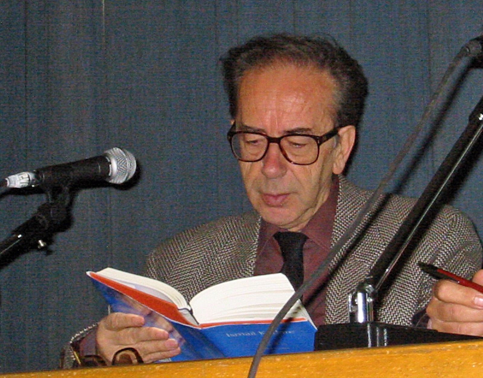 Ismail Kadare reading at a literary event in Zürich, November 2002.