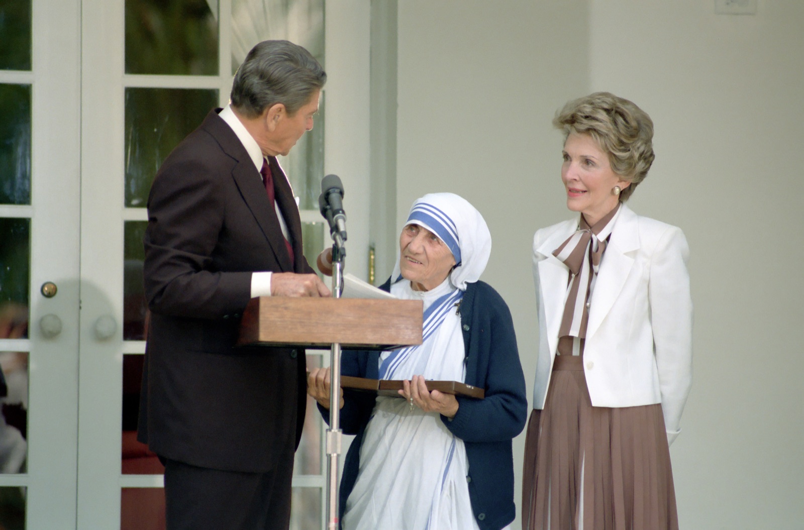 Mother Teresa receives the Presidential Medal of Freedom from Ronald and Nancy Reagan, White House Rose Garden, June 20, 1985.